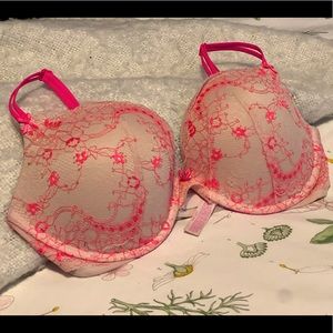 Super pretty VS wired push•up bra. No longer fits. Used•good condition. 34 DD